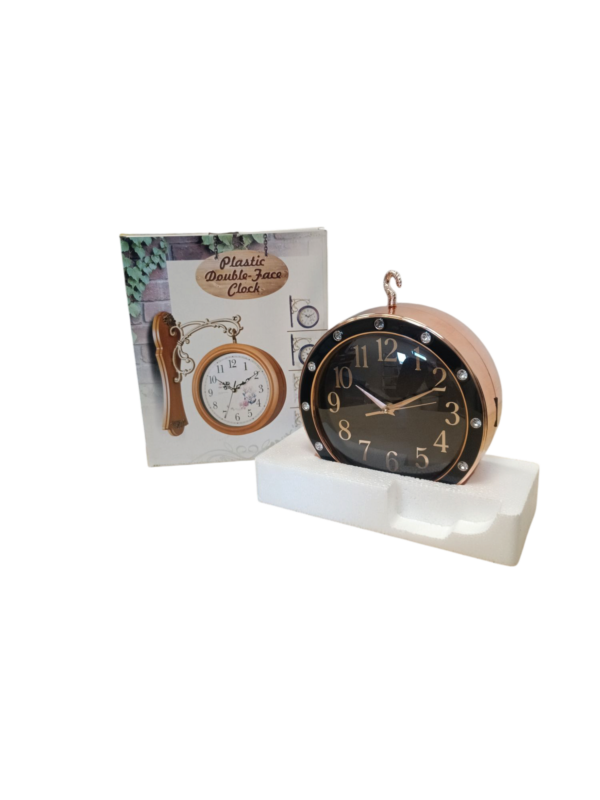 Elegante Wanduhr mit edlem Rahmen